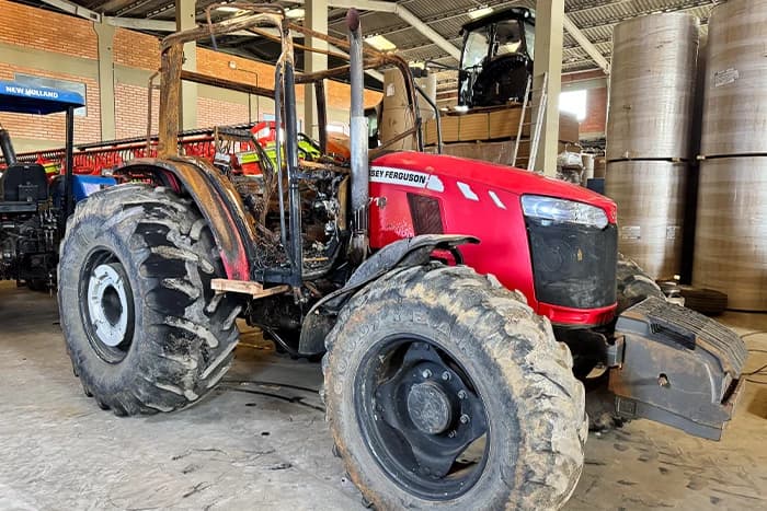 Trator Massey Ferguson 6713