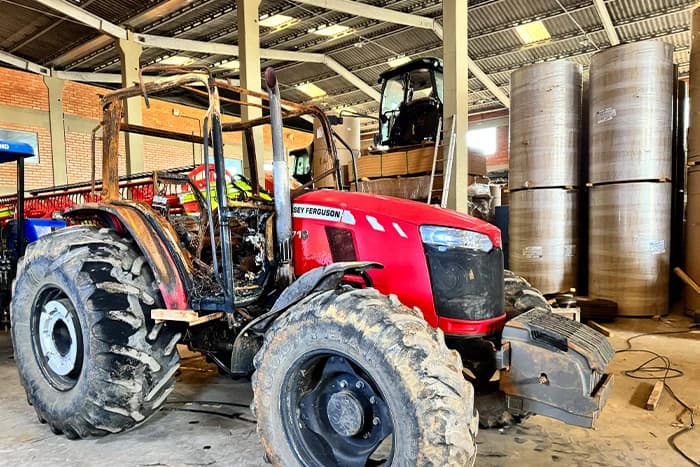 Trator Massey Ferguson 6713