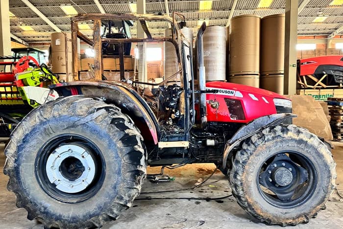 Trator Massey Ferguson 6713