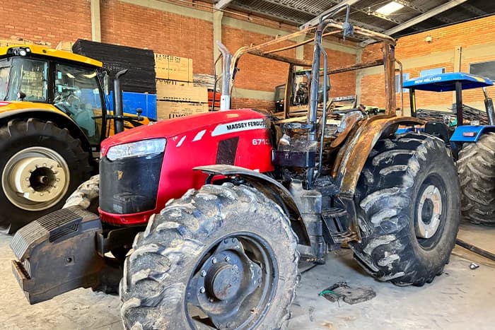 Trator Massey Ferguson 6713