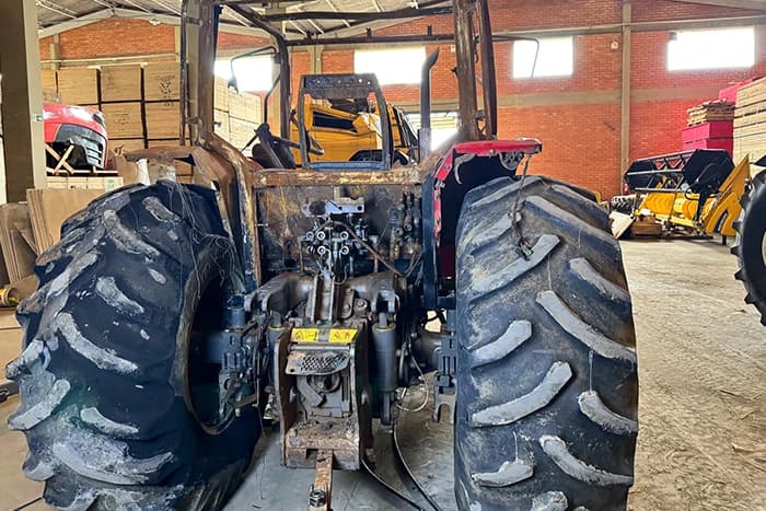 Trator Massey Ferguson 6713