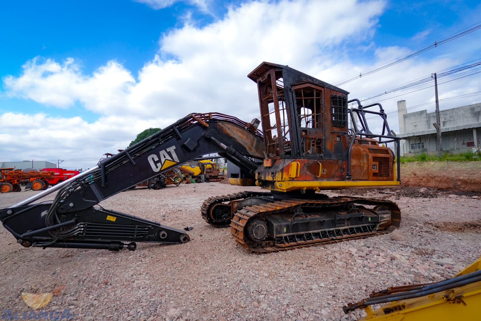 Escavadeira Caterpillar 320