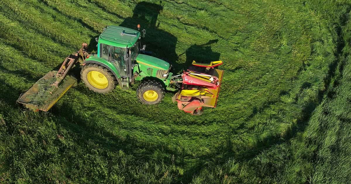 Como escolher um trator para fenação e manejo de pasto com mais rendimento por hora