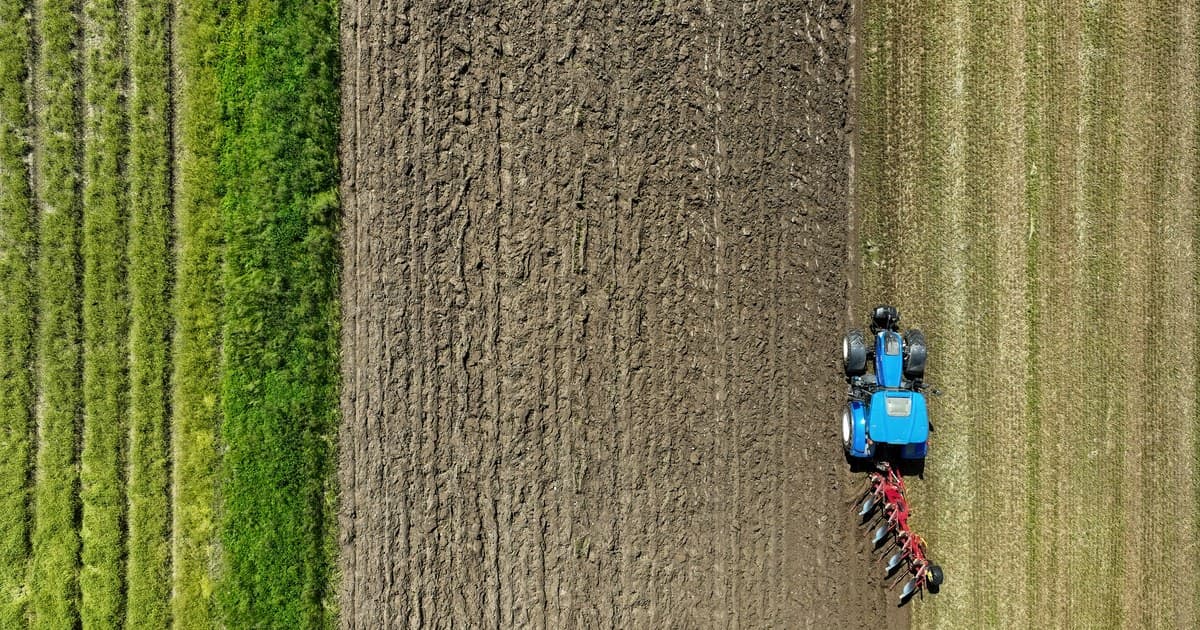 Como escolher um trator para plantio direto e manejo de cobertura em áreas grandes