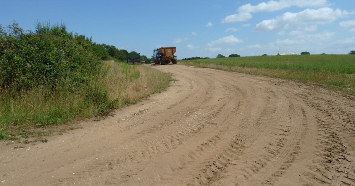 Como escolher um trator para transporte interno e carreta agrícola com mais rendimento